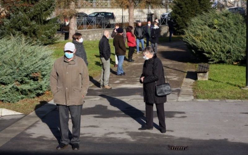 dolga_vrsta_cakajocih_na_testiranje.jpg