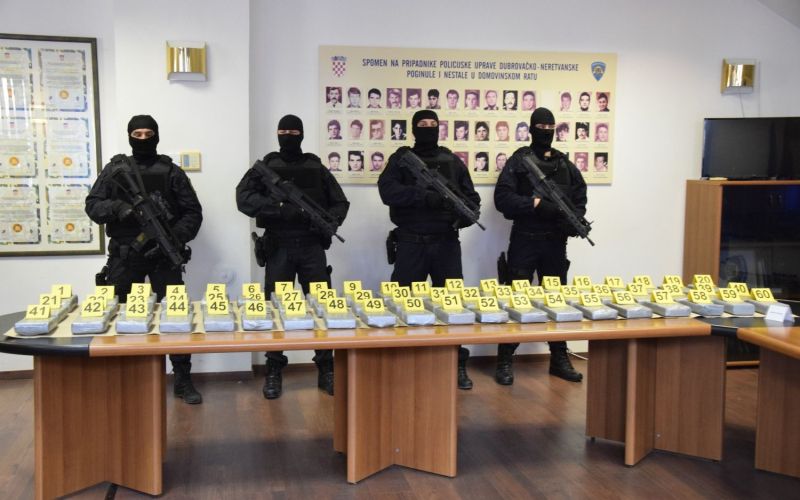 zaseg kokaina, hrvaška policija, ploče.jpg