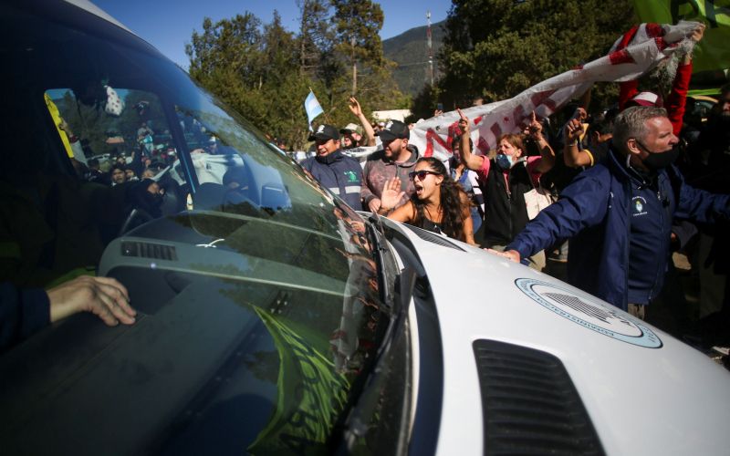 alberto fernandez, minibus, protestniki