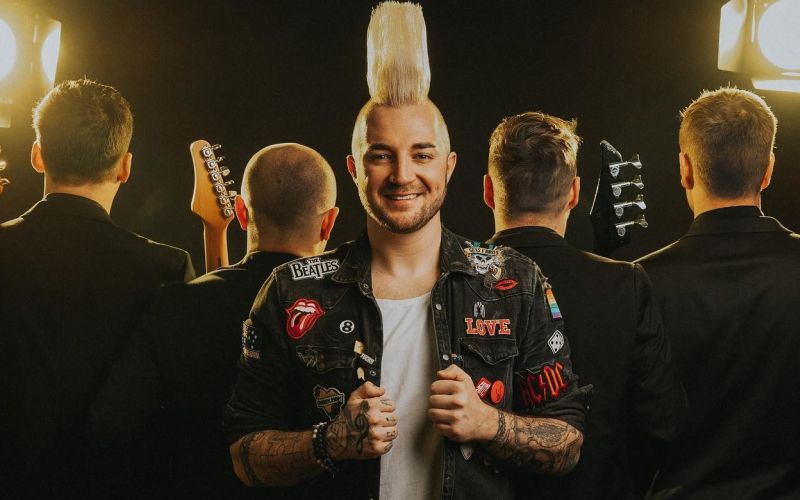 Dejan s skupino Dogaja band.jpg