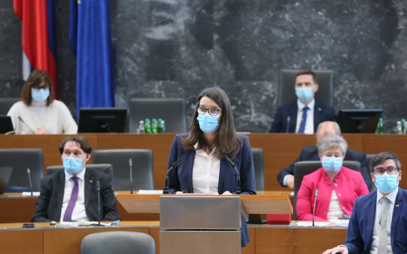 simona kustec dz.jpg