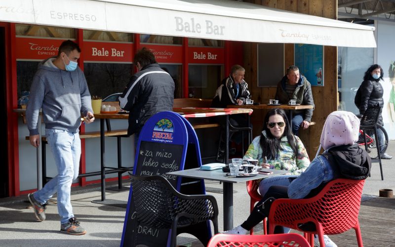 lokal, bale bar, postojna.jpg