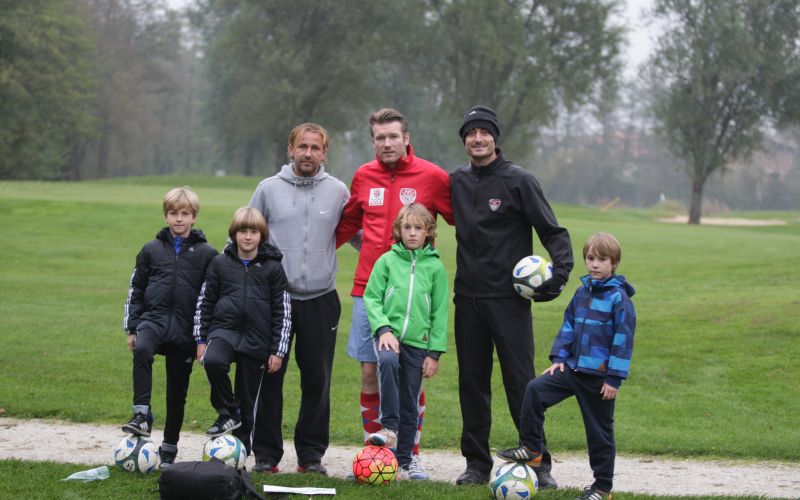Nastja Čeh, Matej Mavrič Rožič in Albert Riera na igri footgolfa v družbi bodočih footgolfistov.JPG