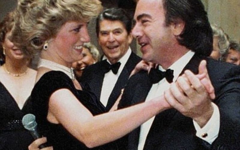 Princesa Diana in Neil Diamond pinterest dailymail co uk.jpg