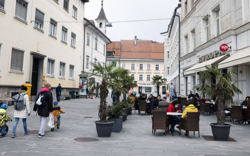 kranj, koronavirus, covid-19, lokal, terasa, restavracija, gostilna, mize, stoli