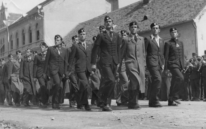 1Dijaki srednje trgovske šole v šolskih uniformah v svečanem mimohodu. vir PMMS.jpg