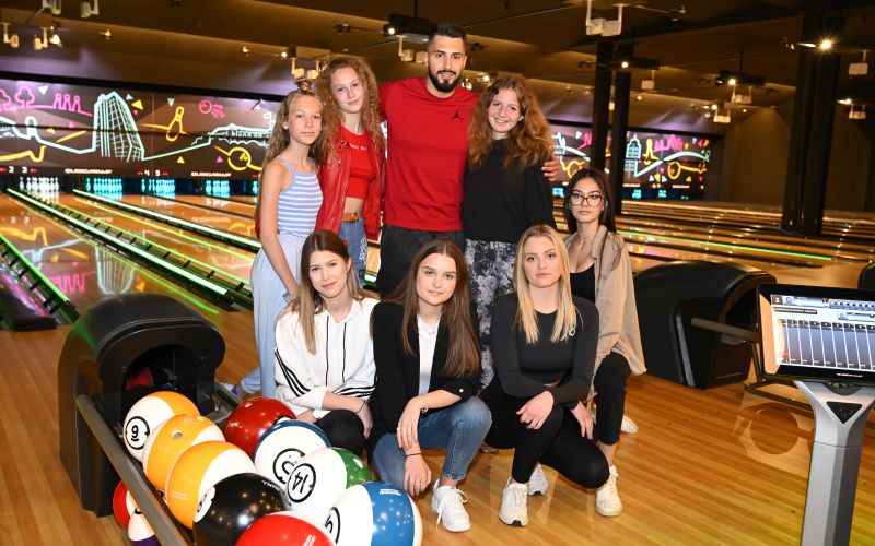 BOWLING IN CHALLE.JPG