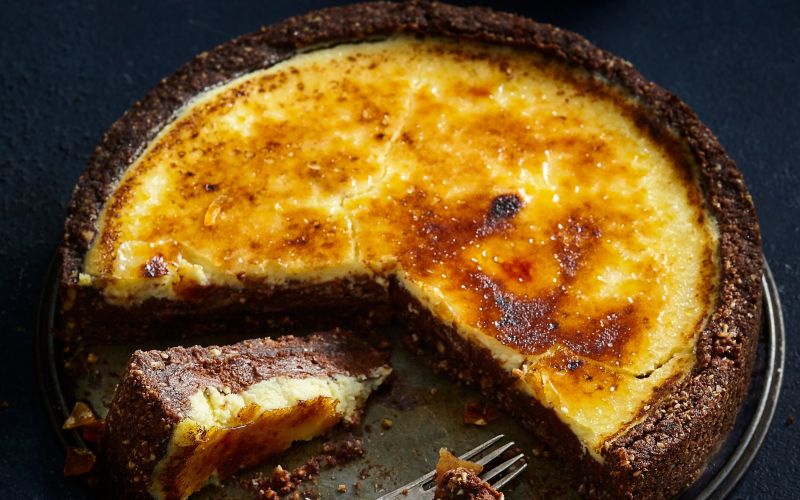 Čokoladno-vaniljeva skutna torta s karamelno skorjo.jpg