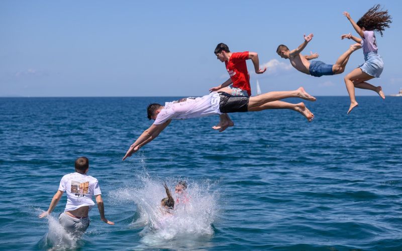 zadar, skok v vodo, mladina, morje.jpg