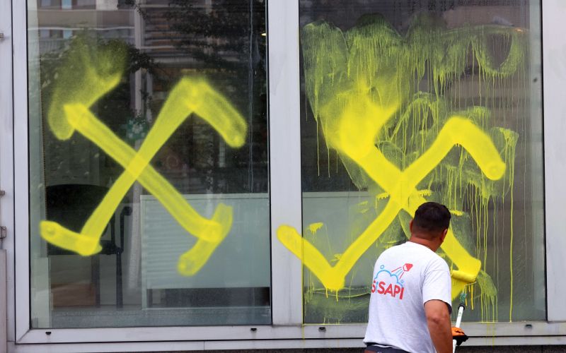 ministrstvo-za-kulturo, kljukast-križ, vandalizem