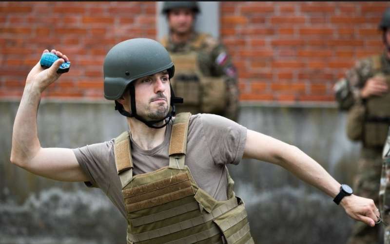 matej tonin ročna bomba.jpg
