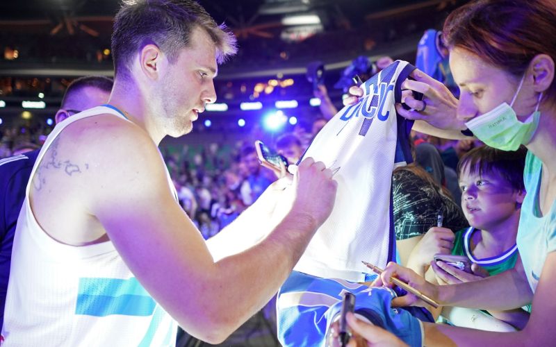 luka doncic navijaci af.JPG