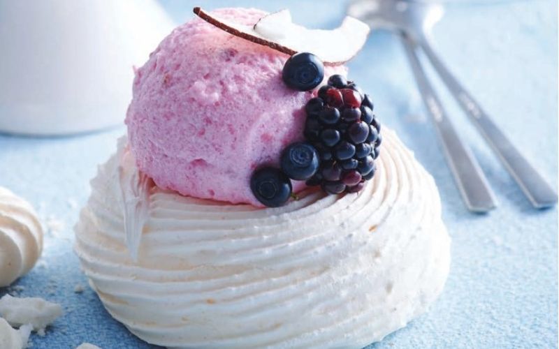 mini-tortice-pavlova-s-sladoledom-in-sadjem
