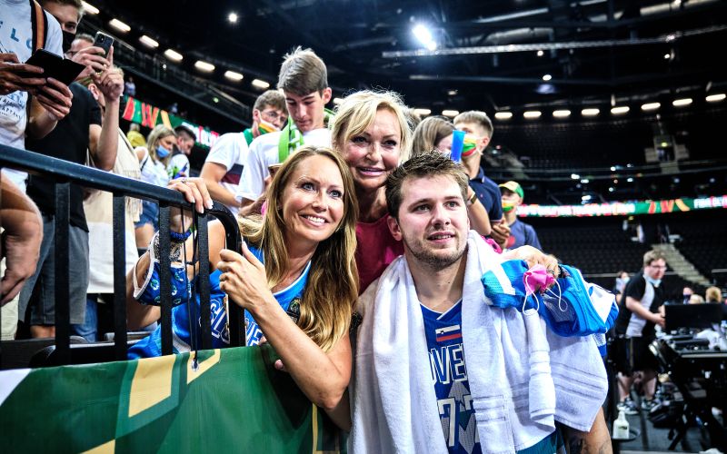 luka dončić mama in babica.jpg