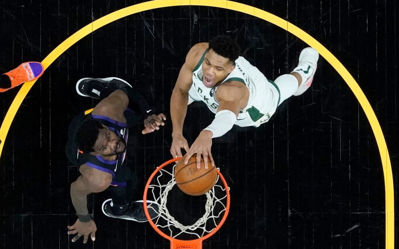 phoenix milwaukee giannis antetokounmpo.jpg