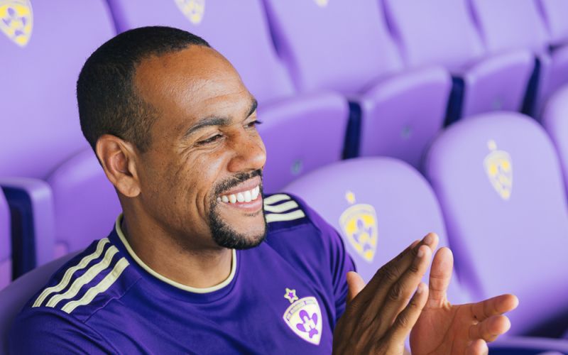Kapetan Marcos Tavares v novem vijoličastem dresu NK Maribor..jpg