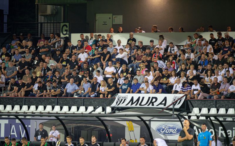 mura tribuna navijaci.jpg