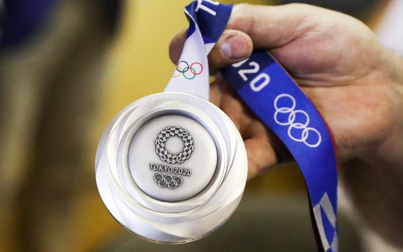 srebrna olimpijska kolajna tokio.jpg