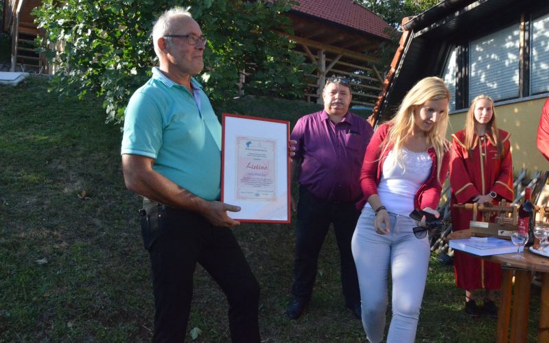 jasmina_podlesnik_je_izrocila_listino.jpg