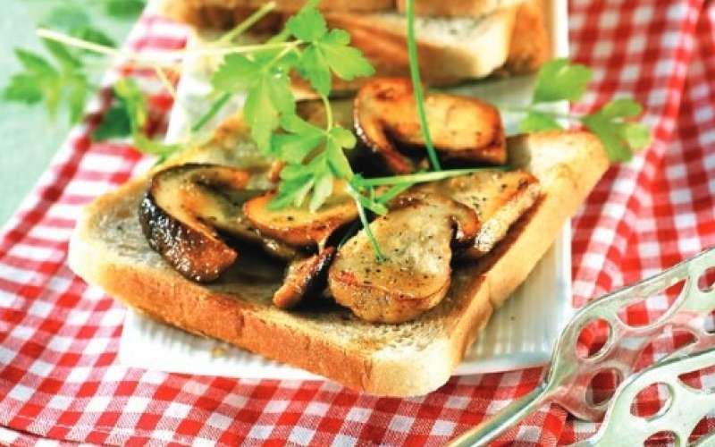 jurčki na toastu.jpg