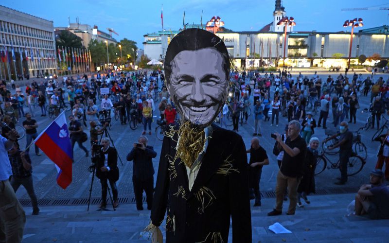petkov-protest, borut-pahor, slamnata-lutka