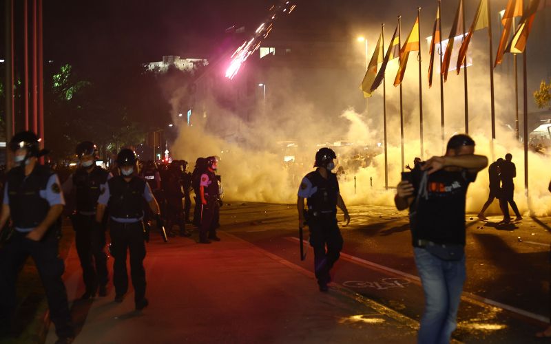 protest pct dz policija solzivec pirotehnika.JPG