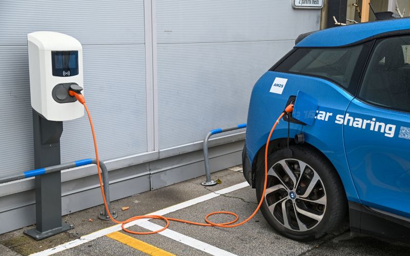 električna-polnilna-postaja, avtomobili, elektricni-avto