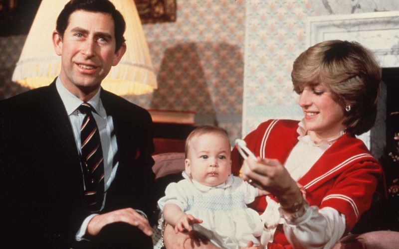 Charles in Diana z malim Williamom ... Takrat naj bi bila Sarah že pri drugih starših.