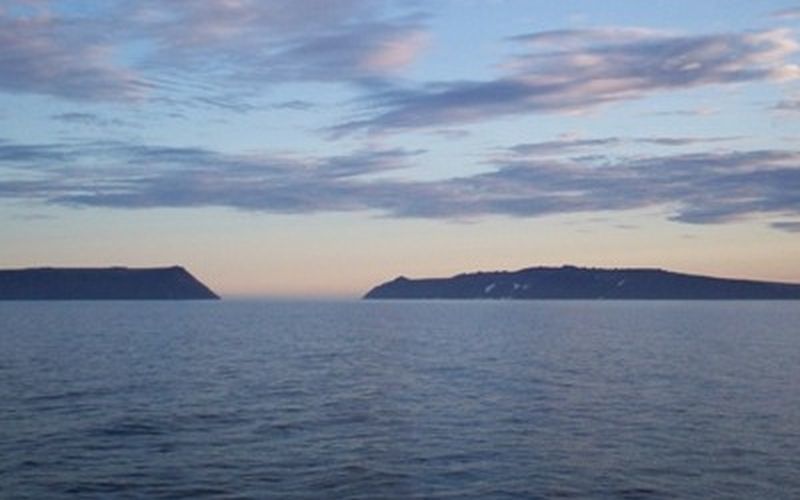 Diomede_Islands_Bering_Sea_Jul_2006 Wikipedia.jpg