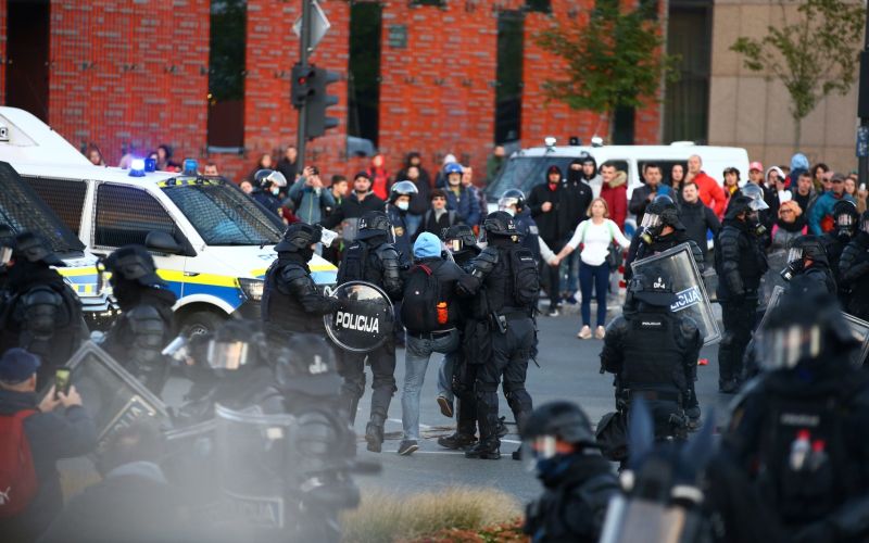 protest 13.10., policija, protestniki.jpg