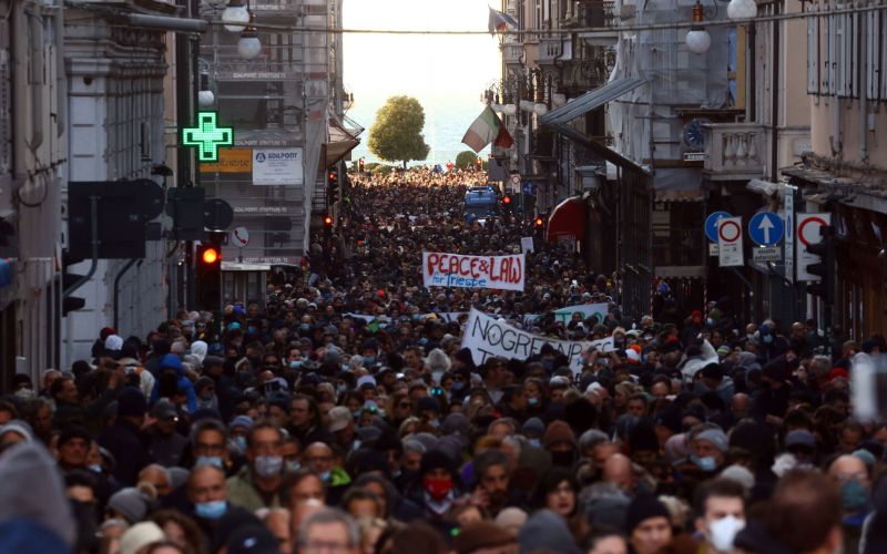 protest, trst, covidno-potrdilo