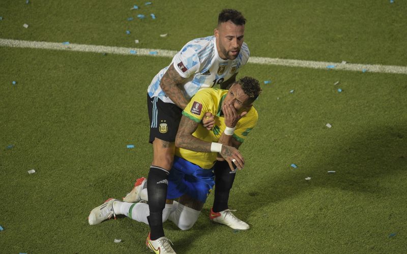 otamendi raphinha.jpg