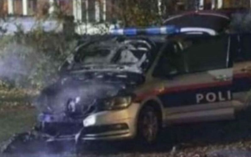 zažgan policijski avto, linz.jpg