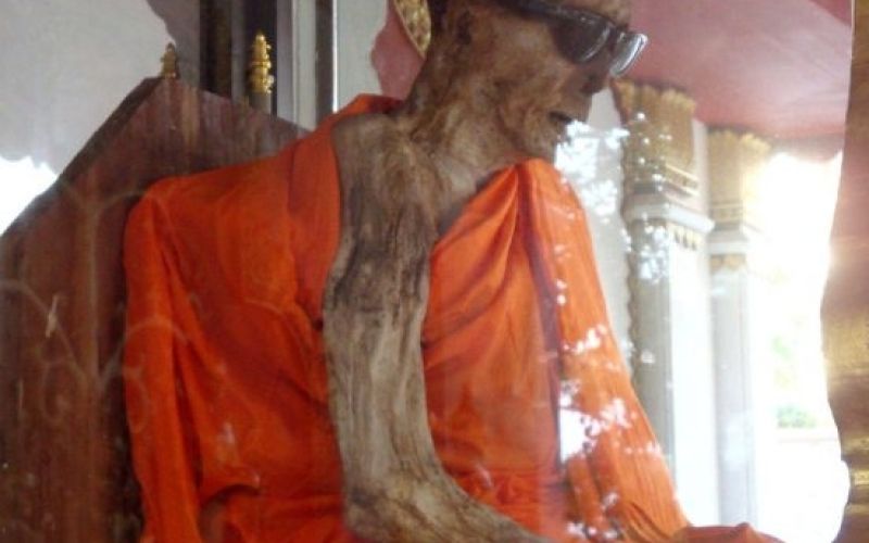 Luang Phor Daeng Payasilo at Wat Khunaram southern Thailand the vintage news.jpg