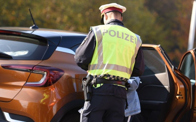 avstrijska policija, pregled pc pogoja.jpg