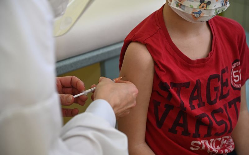 cepljenje, otroci, covid-19, cepivo, pediatrična-ambulanta, čakalnica, pfeizer, kartoteke, zdravnica