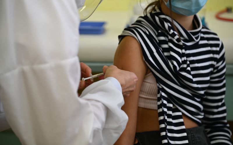 cepljenje, otroci, covid-19, cepivo, pediatrična-ambulanta, čakalnica, pfeizer, kartoteke, zdravnica
