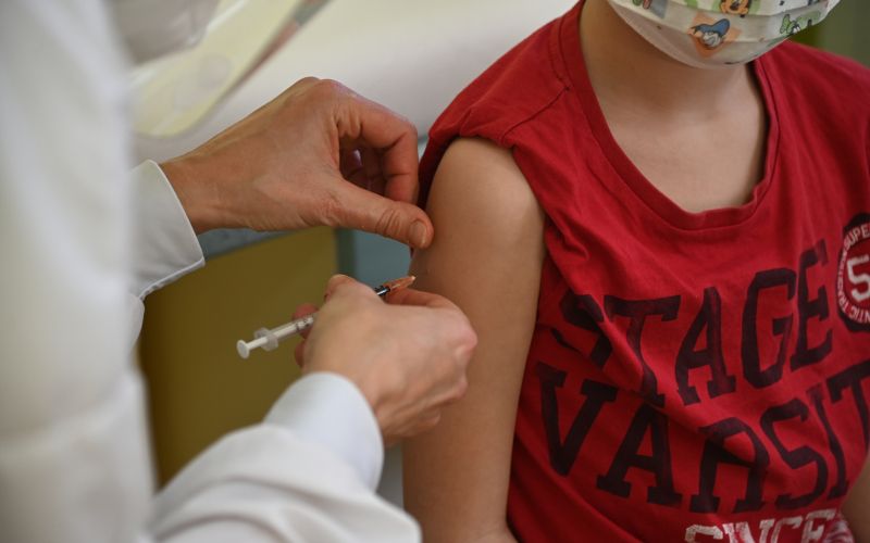 cepljenje, otroci, covid-19, cepivo, pediatrična-ambulanta, čakalnica, pfeizer, kartoteke, zdravnica