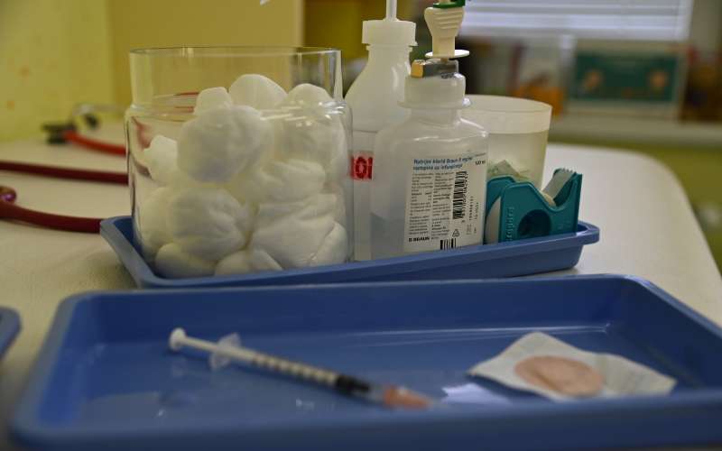 cepljenje, otroci, covid-19, cepivo, pediatrična-ambulanta, čakalnica, pfeizer, kartoteke, zdravnica