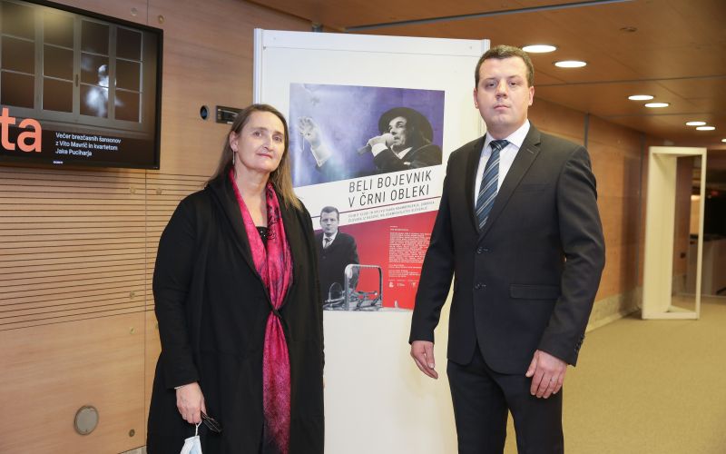 Beli bojevnik v črni obleki 1