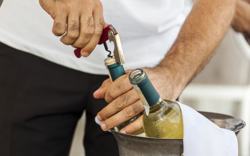 odpiranje steklenice vina, vino, .jpg