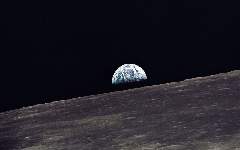 Vzhod Zemlje izza Lune Apollo 10.jpg