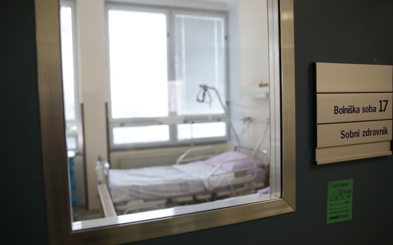 petra držaja, bolnišnična postelja, hospitalizacija