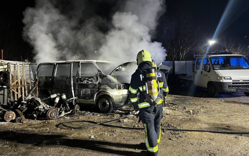 pgd zgornja šiška, požar, gasilci, stegne, kombi, požar kombi