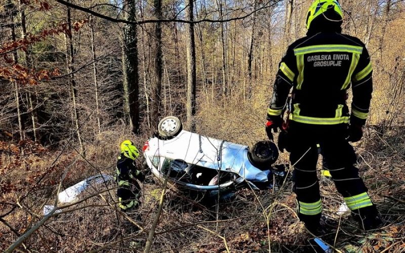 pgd grosuplje, prometna nesreča, avto na strehi, avto, gozd, gasilci, nesreča