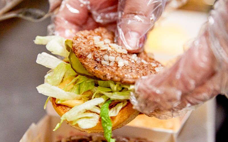 MCD_zlaganje_burger.jpg