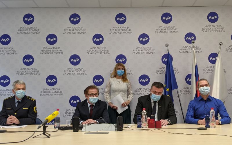 Z leve mag. Kapun, direktor Hribar, D. Sternad Pražnikar, predsednik Pišek, B. Paušer.jpg