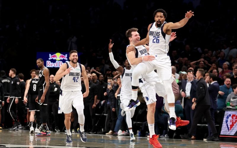 dallas doncic dinwiddie.jpg