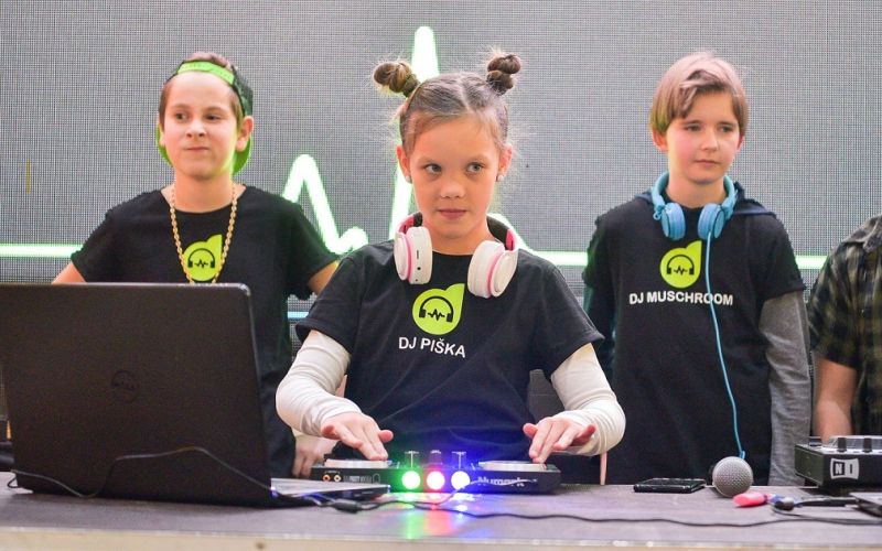 Jutri, 25. marca, na materinski dan, bo potekalo finale Mini DJ akademije.jpg