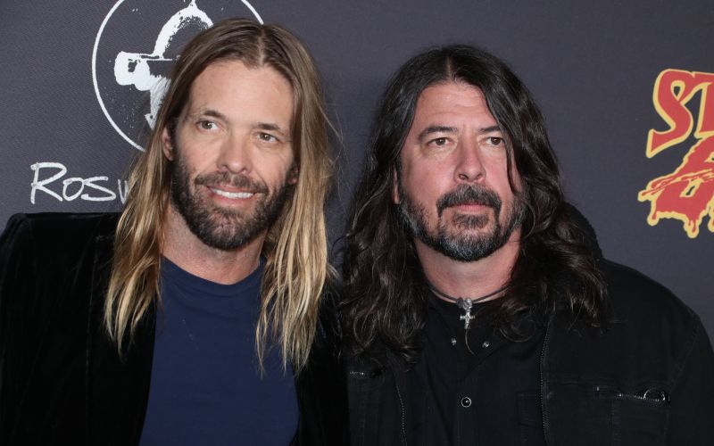 Taylor Hawkins (prvi na levi) je umrl marca ... Dave se je odločil, da bo pot skupine nadaljeval.